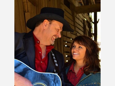 “Keepin’ It Country with Richard and Donna Lynch” Radio Show Debuts on Real Roots Radio